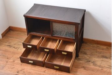 アンティーク家具　和製アンティーク　結霜ガラス入り!木製の小ぶりな引き戸収納棚(水屋箪笥)(2)