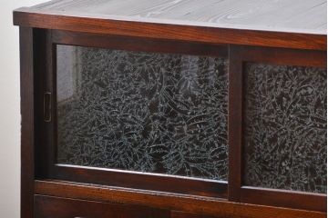 アンティーク家具　和製アンティーク　結霜ガラス入り!木製の小ぶりな引き戸収納棚(水屋箪笥)(2)