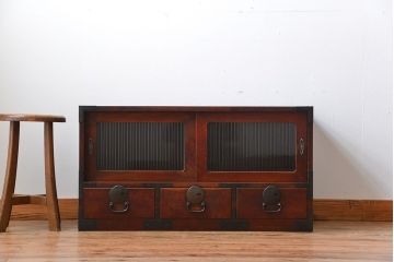 アンティーク家具　古民具・骨董　モールガラス入り!前面欅材の丸金具時代箪笥ローボード