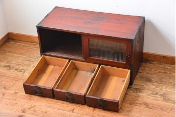 アンティーク家具　古民具・骨董　モールガラス入り!前面欅材の丸金具時代箪笥ローボード