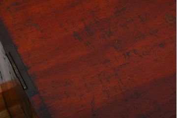 アンティーク家具　古民具・骨董　モールガラス入り!前面欅材の丸金具時代箪笥ローボード