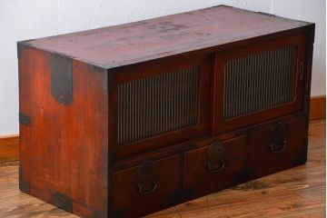 アンティーク家具　古民具・骨董　モールガラス入り!前面欅材の丸金具時代箪笥ローボード