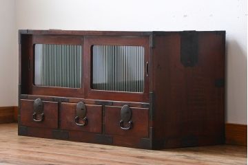 アンティーク家具　古民具・骨董　モールガラス入り!前面欅材の丸金具時代箪笥ローボード