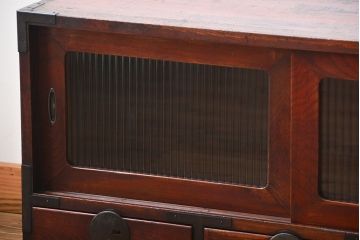 アンティーク家具　古民具・骨董　モールガラス入り!前面欅材の丸金具時代箪笥ローボード