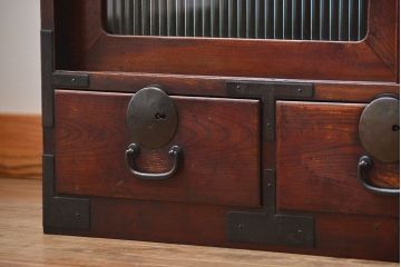 アンティーク家具　古民具・骨董　モールガラス入り!前面欅材の丸金具時代箪笥ローボード