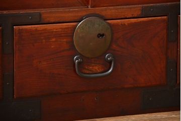 アンティーク家具　古民具・骨董　モールガラス入り!前面欅材の丸金具時代箪笥ローボード