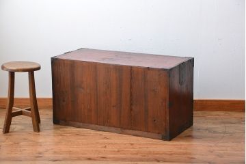 アンティーク家具　古民具・骨董　モールガラス入り!前面欅材の丸金具時代箪笥ローボード