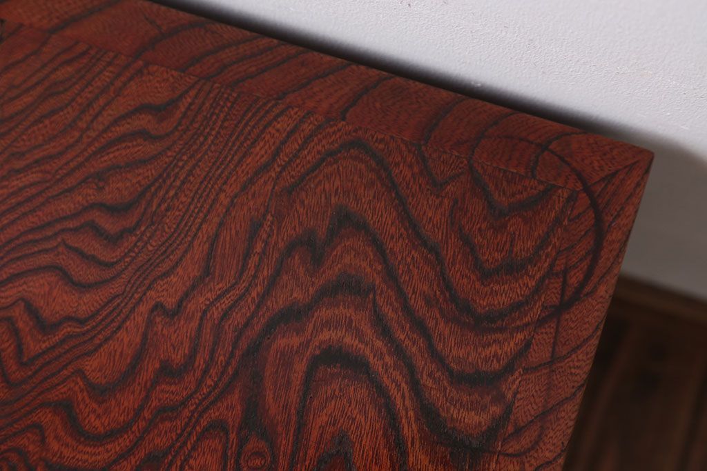 アンティーク雑貨　古民具・骨董　総欅材!漆塗りと透かし彫りが施された小さな飾り棚