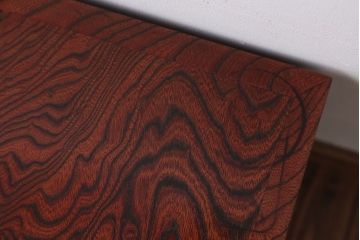 アンティーク雑貨　古民具・骨董　総欅材!漆塗りと透かし彫りが施された小さな飾り棚