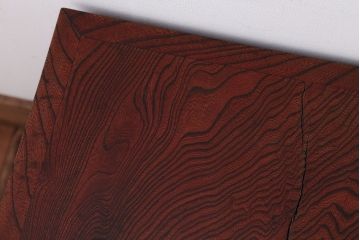 アンティーク雑貨　古民具・骨董　総欅材!漆塗りと透かし彫りが施された小さな飾り棚