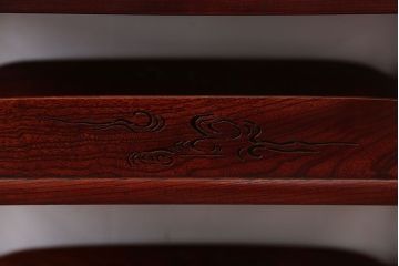 アンティーク雑貨　古民具・骨董　総欅材!漆塗りと透かし彫りが施された小さな飾り棚