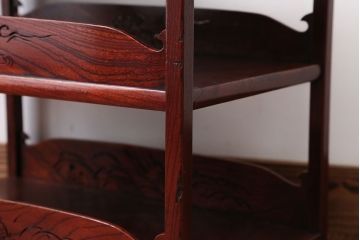 アンティーク雑貨　古民具・骨董　総欅材!漆塗りと透かし彫りが施された小さな飾り棚