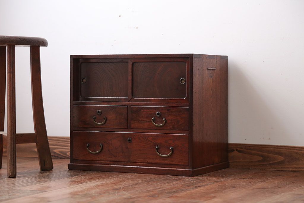 アンティーク家具　古民具・骨董　高級品!古い槐(えんじゅ)材の上質な戸棚付き小引き出し