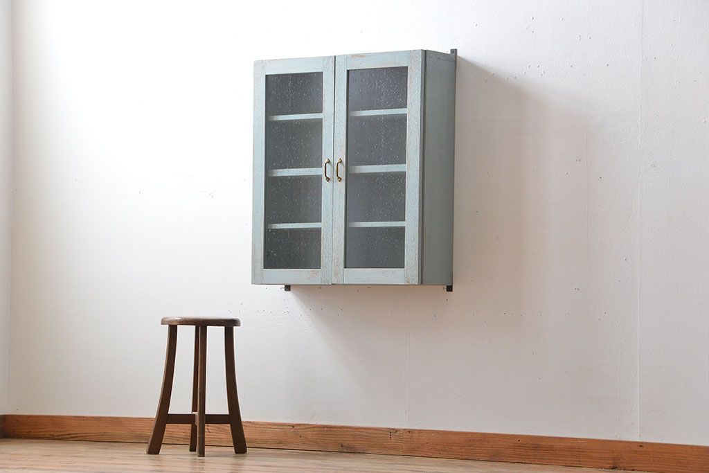 アンティーク家具　アンティークペイント　気泡ガラス入り!シンプルな縦型の壁掛け戸棚