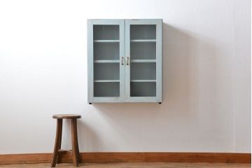 アンティーク家具　アンティークペイント　気泡ガラス入り!シンプルな縦型の壁掛け戸棚