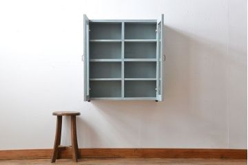 アンティーク家具　アンティークペイント　気泡ガラス入り!シンプルな縦型の壁掛け戸棚