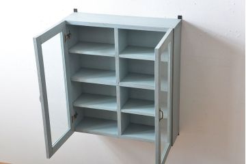アンティーク家具　アンティークペイント　気泡ガラス入り!シンプルな縦型の壁掛け戸棚