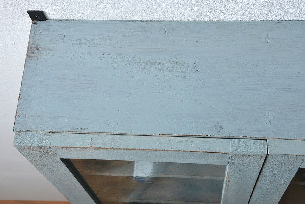 アンティーク家具　アンティークペイント　気泡ガラス入り!シンプルな縦型の壁掛け戸棚