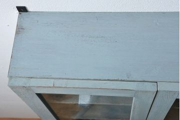 アンティーク家具　アンティークペイント　気泡ガラス入り!シンプルな縦型の壁掛け戸棚