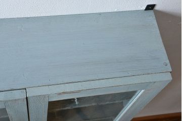 アンティーク家具　アンティークペイント　気泡ガラス入り!シンプルな縦型の壁掛け戸棚