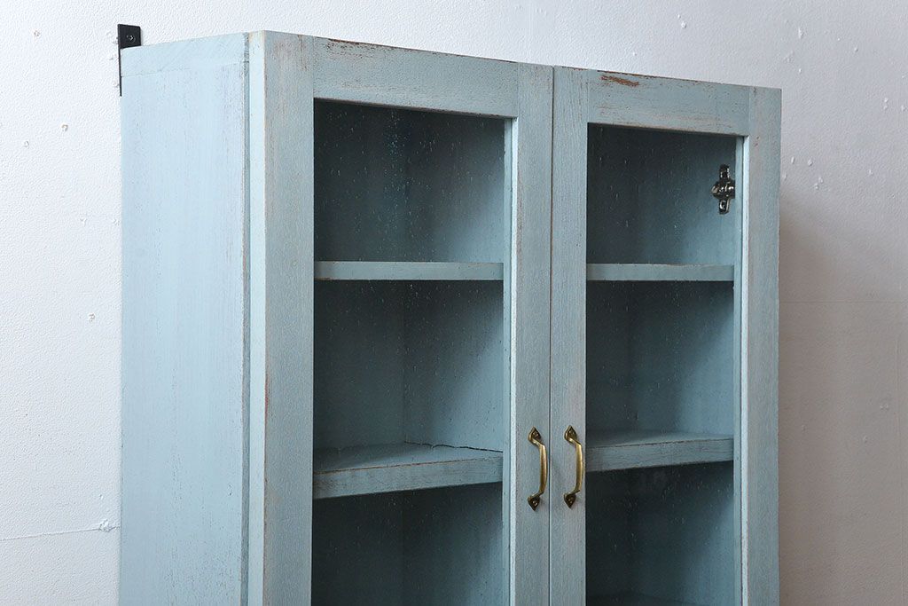 アンティーク家具　アンティークペイント　気泡ガラス入り!シンプルな縦型の壁掛け戸棚