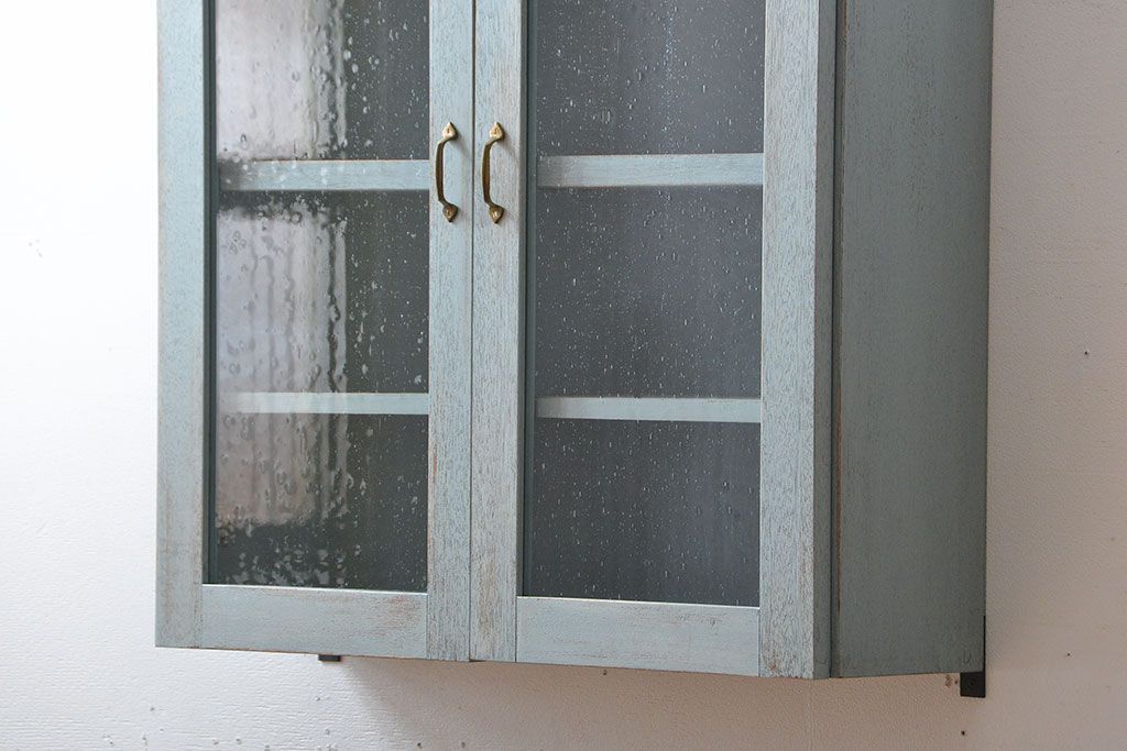 アンティーク家具　アンティークペイント　気泡ガラス入り!シンプルな縦型の壁掛け戸棚