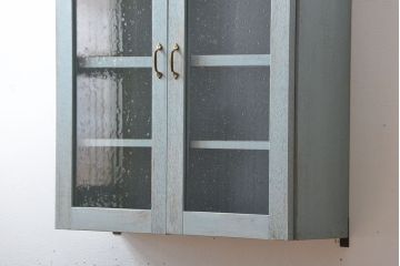 アンティーク家具　アンティークペイント　気泡ガラス入り!シンプルな縦型の壁掛け戸棚