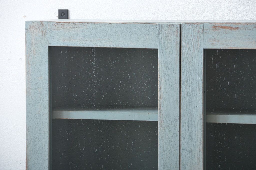 アンティーク家具　アンティークペイント　気泡ガラス入り!シンプルな縦型の壁掛け戸棚