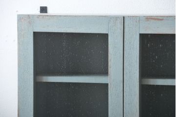 アンティーク家具　アンティークペイント　気泡ガラス入り!シンプルな縦型の壁掛け戸棚