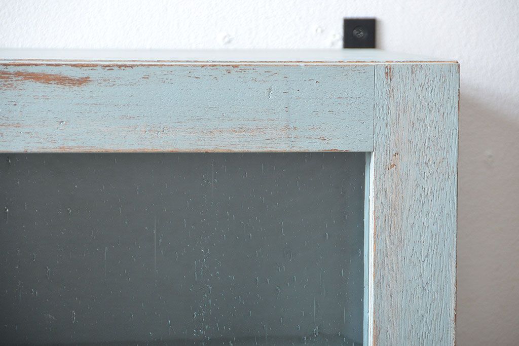 アンティーク家具　アンティークペイント　気泡ガラス入り!シンプルな縦型の壁掛け戸棚