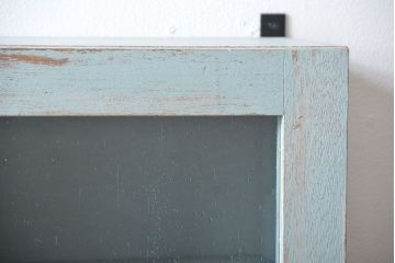 アンティーク家具　アンティークペイント　気泡ガラス入り!シンプルな縦型の壁掛け戸棚