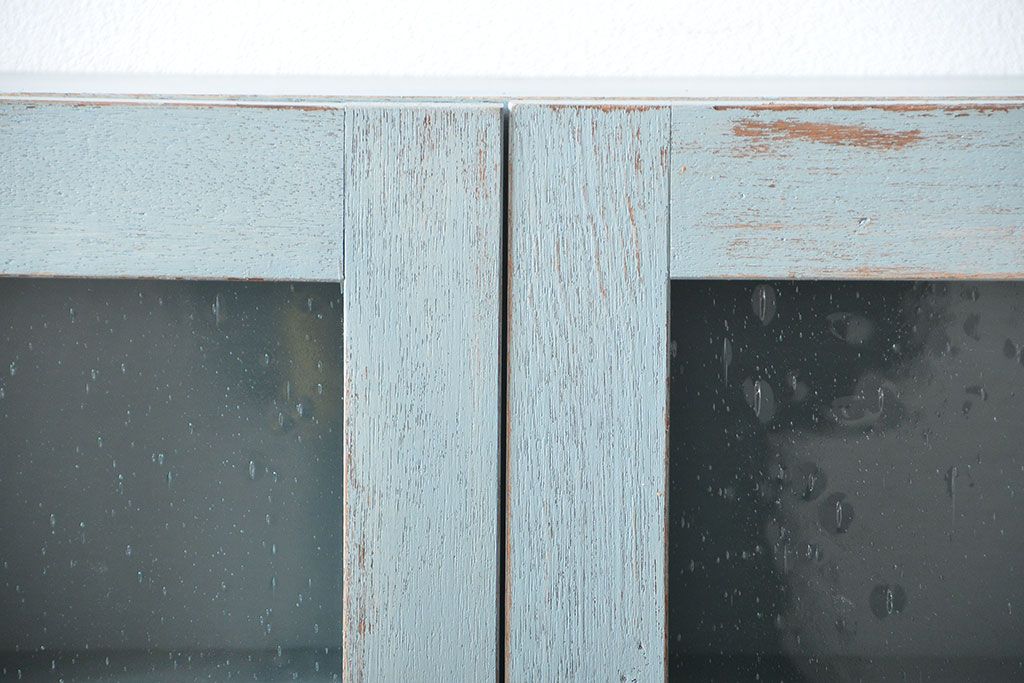 アンティーク家具　アンティークペイント　気泡ガラス入り!シンプルな縦型の壁掛け戸棚