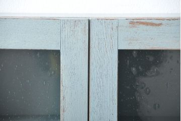 アンティーク家具　アンティークペイント　気泡ガラス入り!シンプルな縦型の壁掛け戸棚