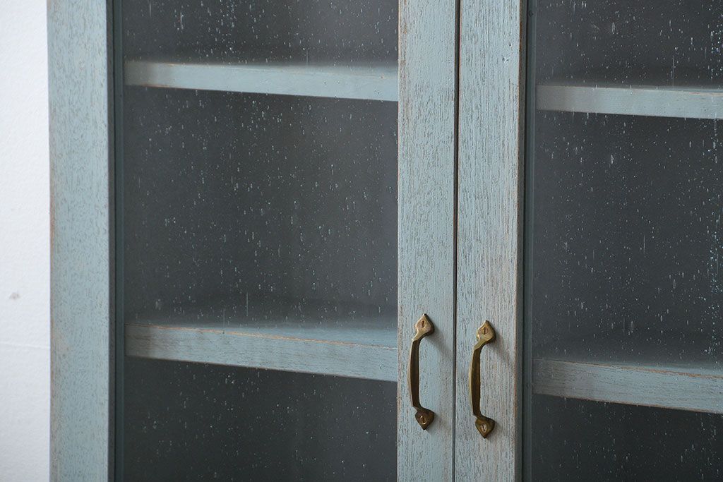 アンティーク家具　アンティークペイント　気泡ガラス入り!シンプルな縦型の壁掛け戸棚