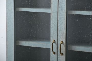 アンティーク家具　アンティークペイント　気泡ガラス入り!シンプルな縦型の壁掛け戸棚