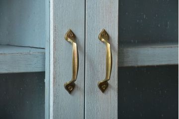 アンティーク家具　アンティークペイント　気泡ガラス入り!シンプルな縦型の壁掛け戸棚