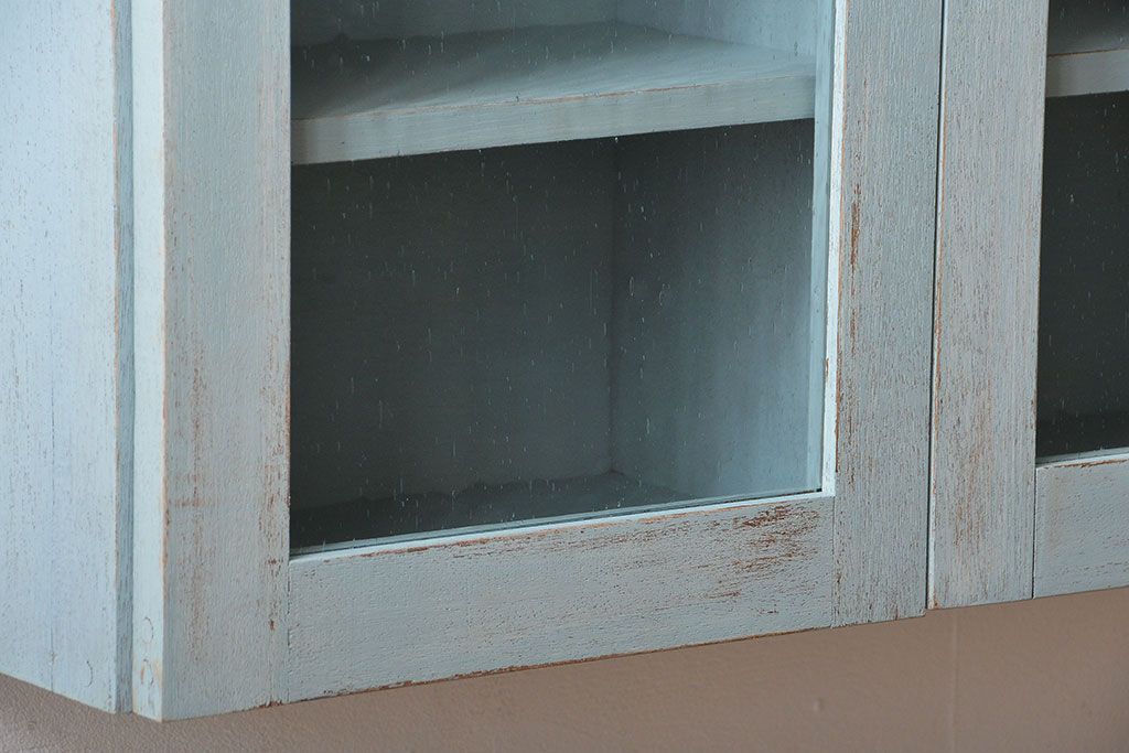 アンティーク家具　アンティークペイント　気泡ガラス入り!シンプルな縦型の壁掛け戸棚