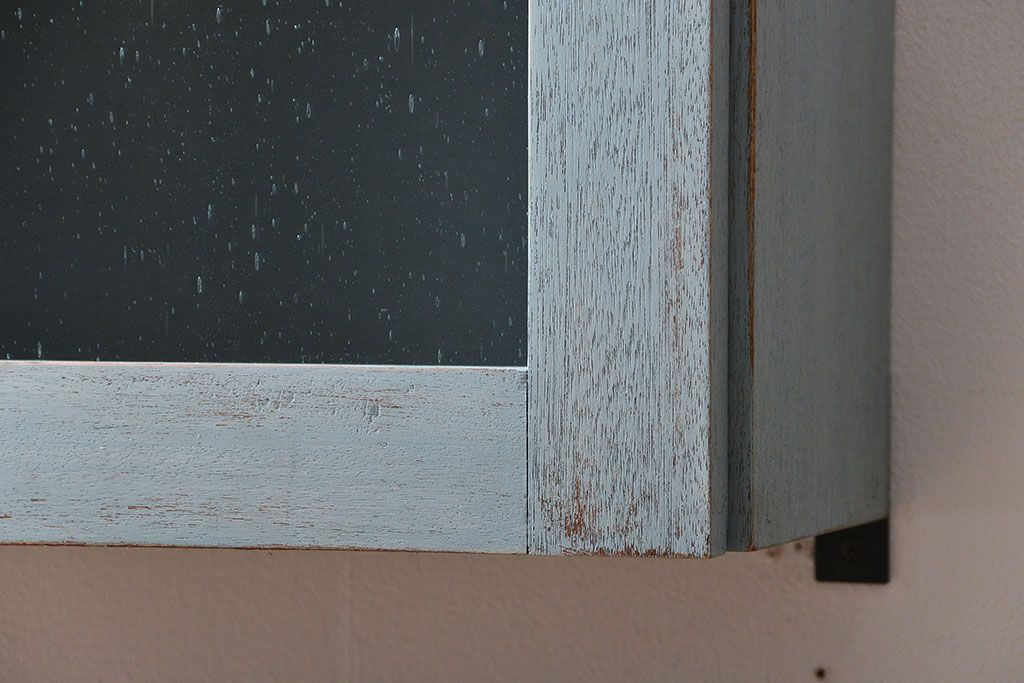 アンティーク家具　アンティークペイント　気泡ガラス入り!シンプルな縦型の壁掛け戸棚