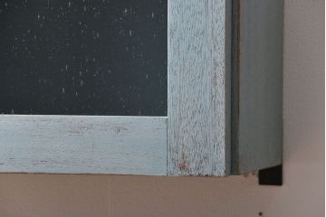 アンティーク家具　アンティークペイント　気泡ガラス入り!シンプルな縦型の壁掛け戸棚