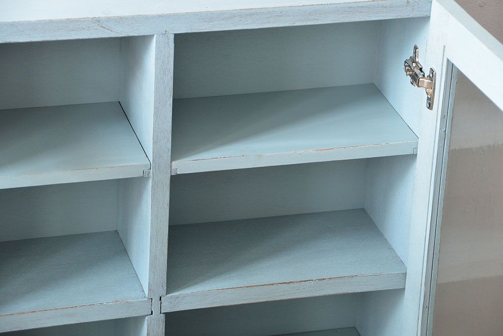 アンティーク家具　アンティークペイント　気泡ガラス入り!シンプルな縦型の壁掛け戸棚