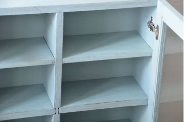 アンティーク家具　アンティークペイント　気泡ガラス入り!シンプルな縦型の壁掛け戸棚