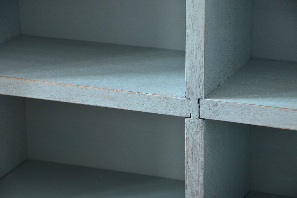 アンティーク家具　アンティークペイント　気泡ガラス入り!シンプルな縦型の壁掛け戸棚