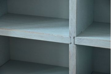 アンティーク家具　アンティークペイント　気泡ガラス入り!シンプルな縦型の壁掛け戸棚