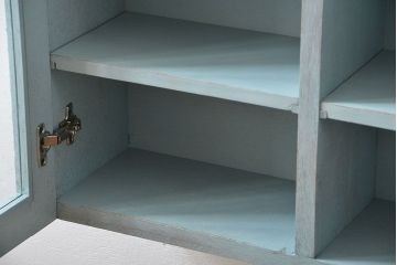 アンティーク家具　アンティークペイント　気泡ガラス入り!シンプルな縦型の壁掛け戸棚