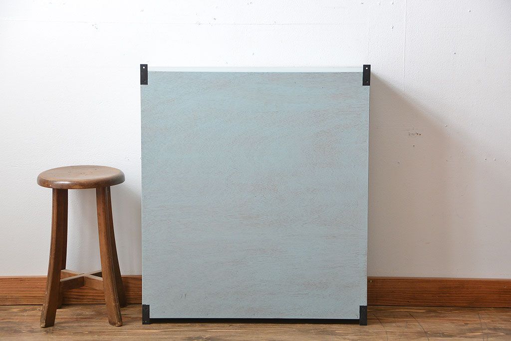 アンティーク家具　アンティークペイント　気泡ガラス入り!シンプルな縦型の壁掛け戸棚