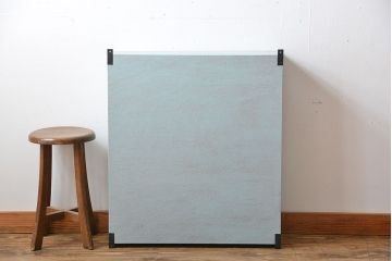 アンティーク家具　アンティークペイント　気泡ガラス入り!シンプルな縦型の壁掛け戸棚