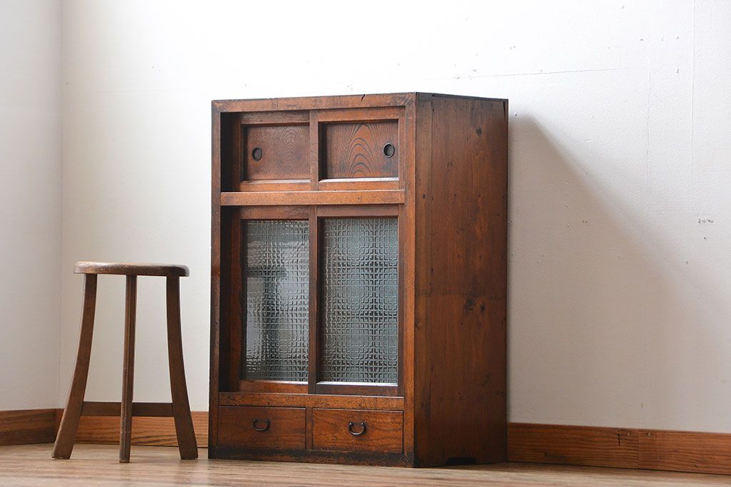 アンティーク家具　和製アンティーク　古い木の味わい深い小振りな収納棚