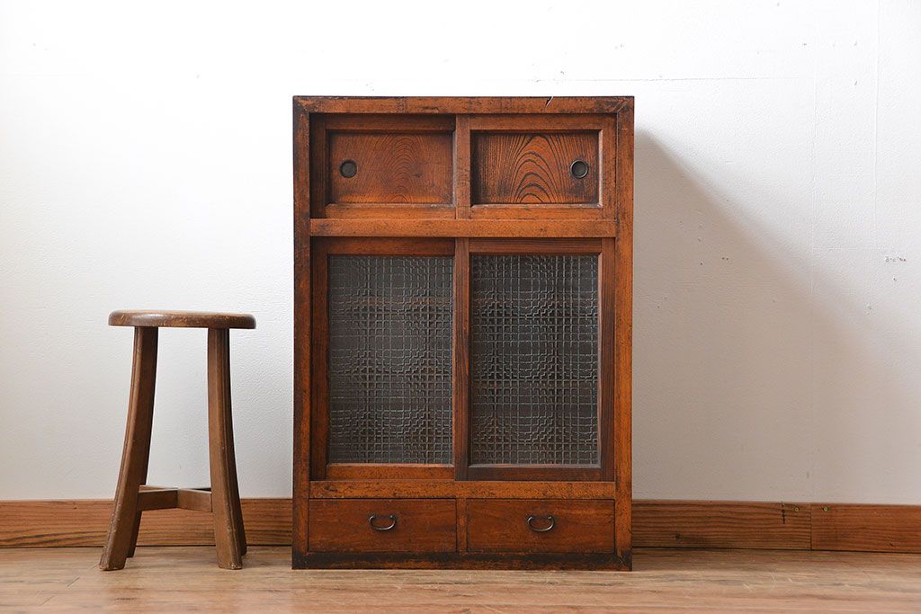 アンティーク家具　和製アンティーク　古い木の味わい深い小振りな収納棚