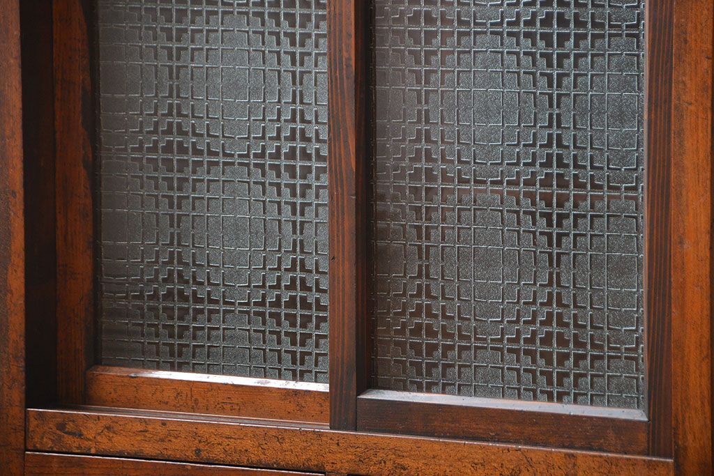 アンティーク家具　和製アンティーク　古い木の味わい深い小振りな収納棚