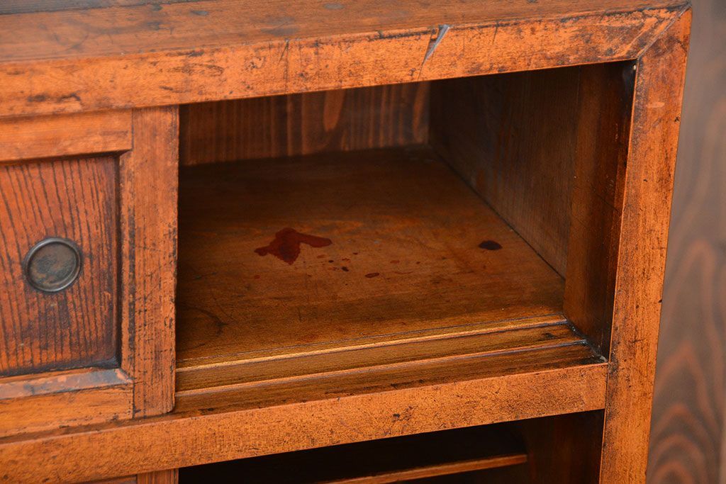 アンティーク家具　和製アンティーク　古い木の味わい深い小振りな収納棚